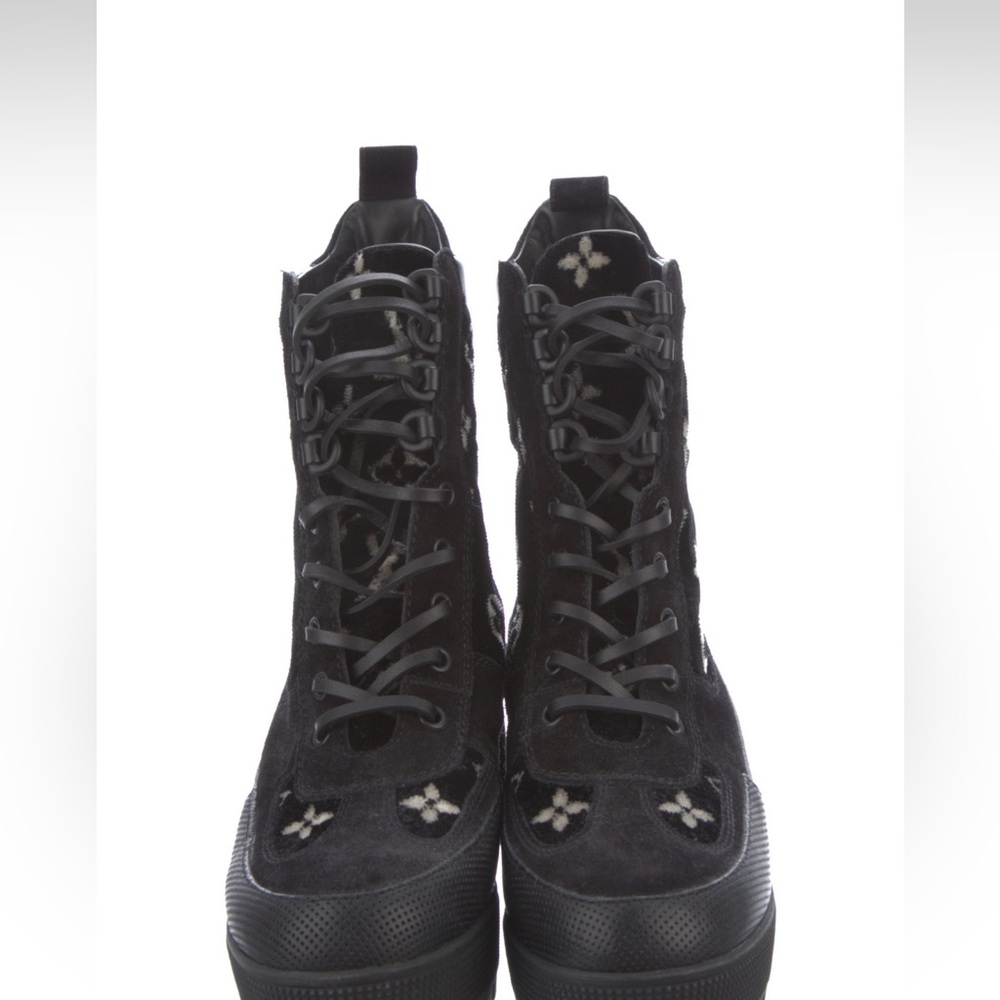 Louis Vuitton
Velvet Printed Combat Boots
Size: 8|1T38